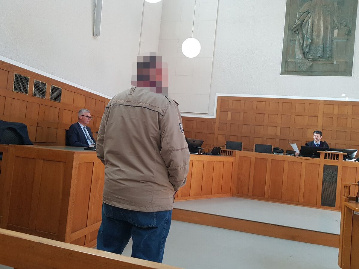 Der Angeklagte verfolgte den Prozess lieber im Stehen. ⇒EC