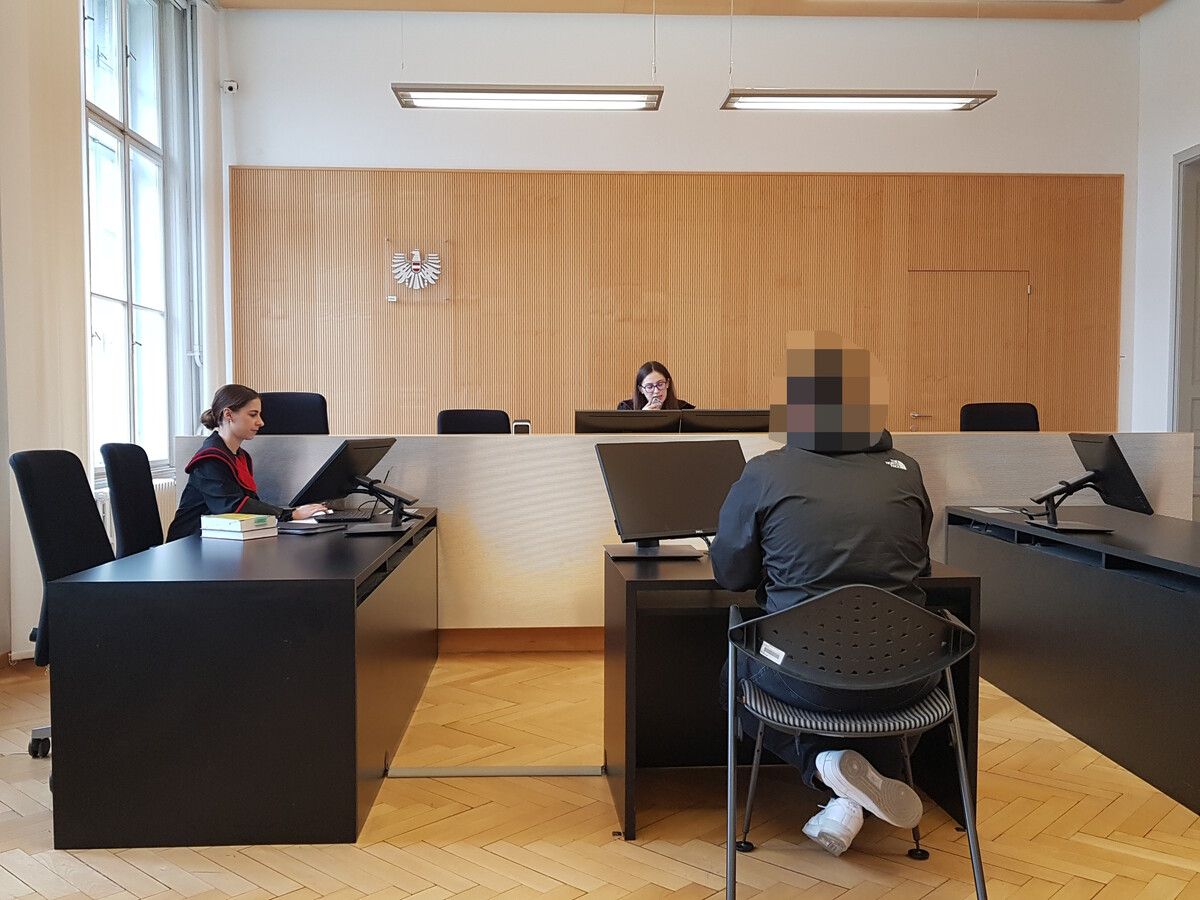 Der Beschuldigte verneint vor Gericht, seinen Arbeitskollegen bedroht zu haben.⇒EC