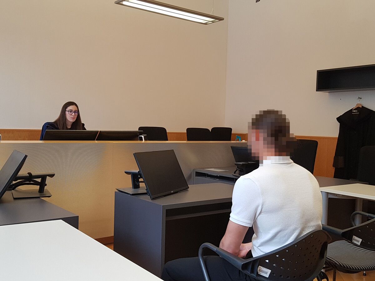 Der Beschuldigte vor Richterin Sabrina Tagwercher. ⇒eckert