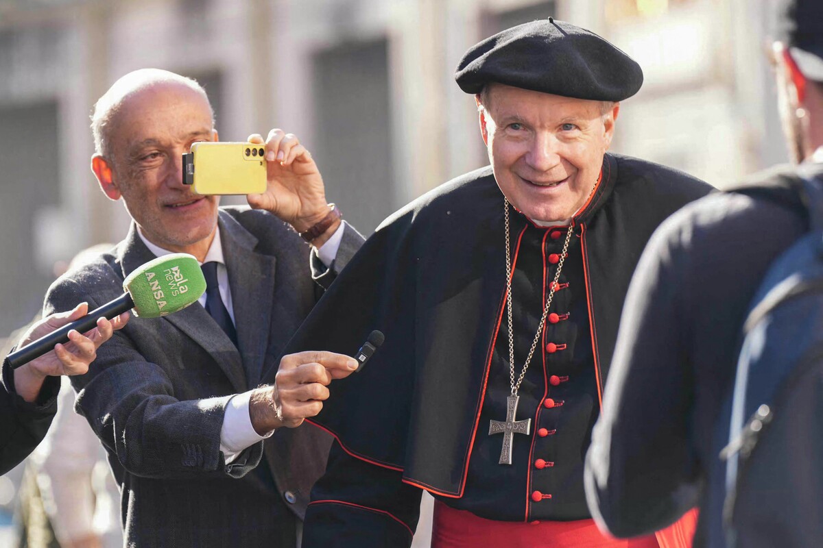 Der emeritierte Wiener Erzbischof, Kardinal Christoph Schönborn, auf dem Weg zur siebten Generalkongregation der Kardinäle zur Vorbereitung des Konklaves.