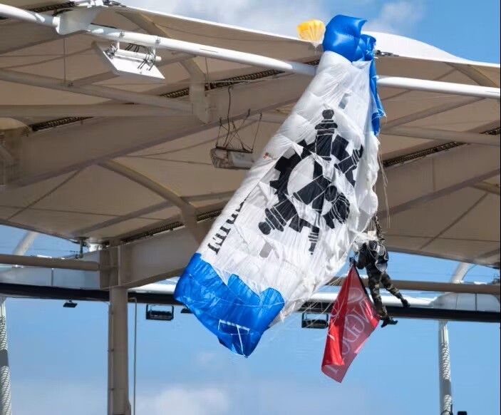 Der Fallschirmspringer baumelte minutenlang am Stadiondach.⇒AFP