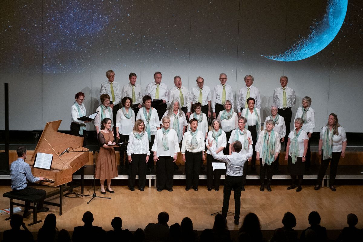 Der Gesangsverein Harmonie Götzis mit Chorleiter Thomas Thurnher und dem Gastpaar Angelika Kopf-Lebar und Christian Lebar.⇒alo