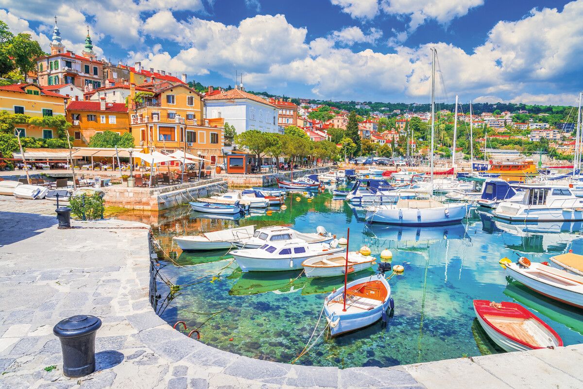 Der Hafen von Opatija ist mit seinen vielen kleinen Booten ein beliebtes Ziel für einen Spaziergang. Shutterstock (5)