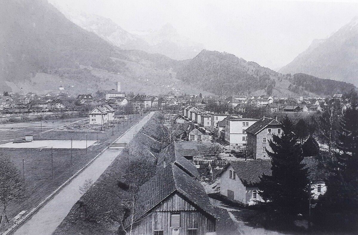Der Illkanal führte hinter den Arbeiterhäusern zur Fabrik.⇒Getzner Archiv