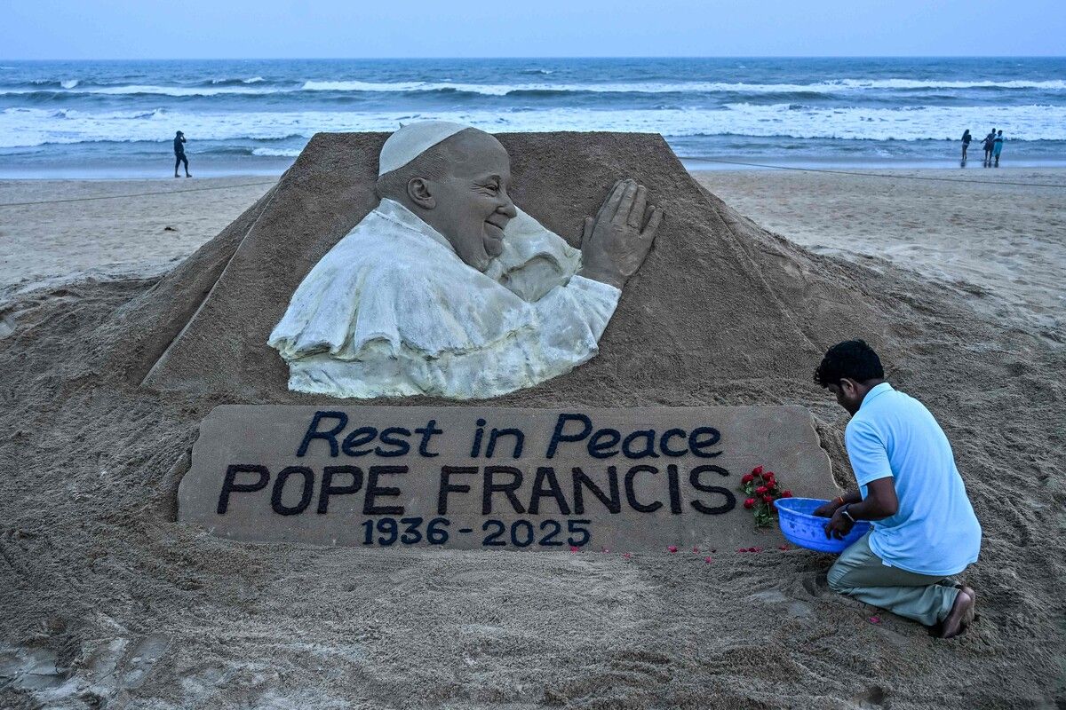 Der indische Sandkünstler Sudarsan Pattnaik schuf in Odisha eine Skulptur von Papst Franziskus. AFP (5)