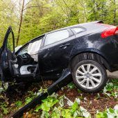 Von der Straße abgekommen und gegen Baumstumpf geprallt
