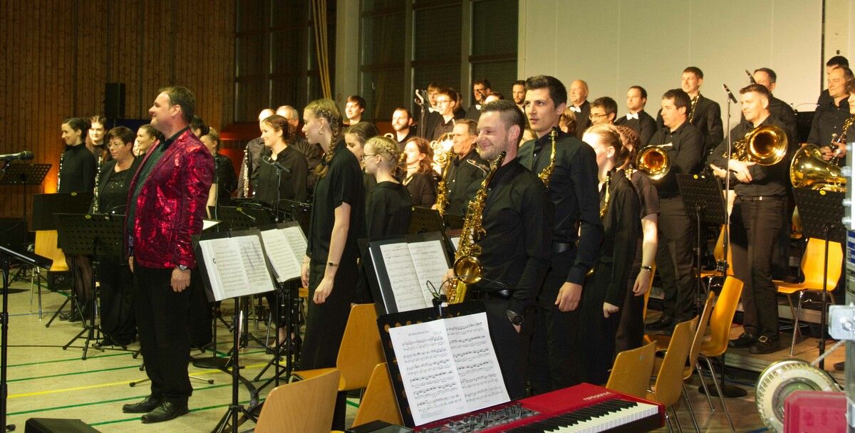 Der Musikverein Alberschwende – edel, ganz in Schwarz. ⇒Merbod Sohm.
