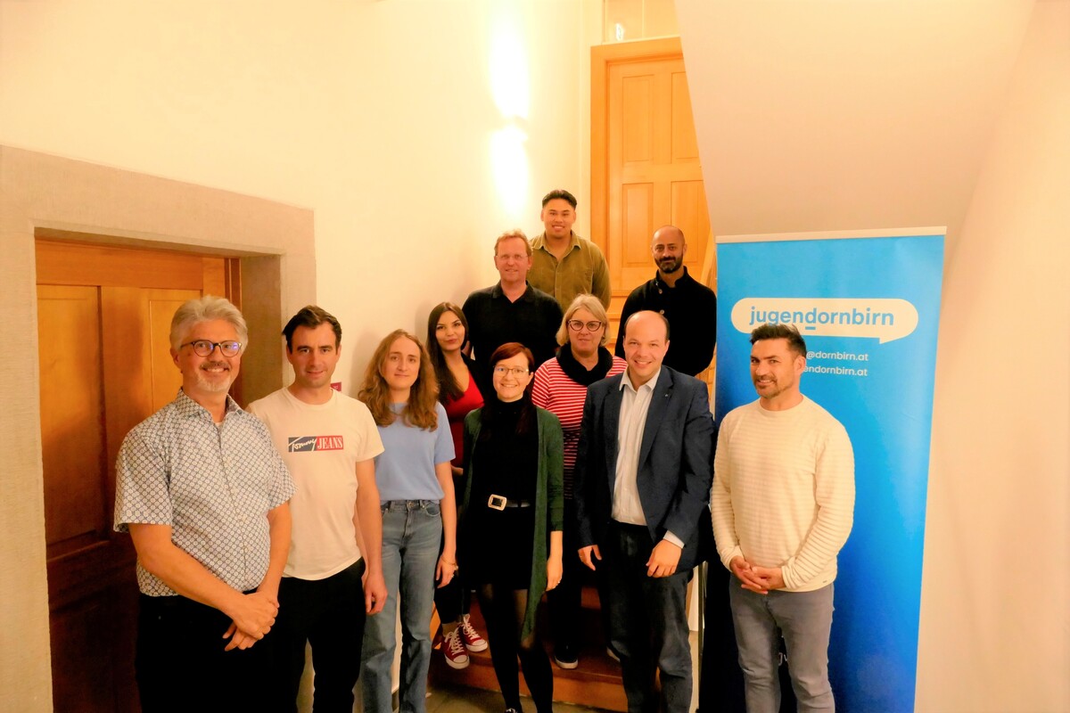 Der neue Vorstand: Elmar Luger (Jugendkoordinator), Gebhard Kröss (Jugendstadtrat), Laura Lederhos, Scarlet Eßl, Christian Weiskopf (Obmann), Julian Bendol, Johanna Lutzmayer, Susanne Fritz, Andreas Fussenegger, Tamer Akkurt, Ingo Schrank (es fehlen Manuel Sauerschnig und Elmar Huber).⇒cth