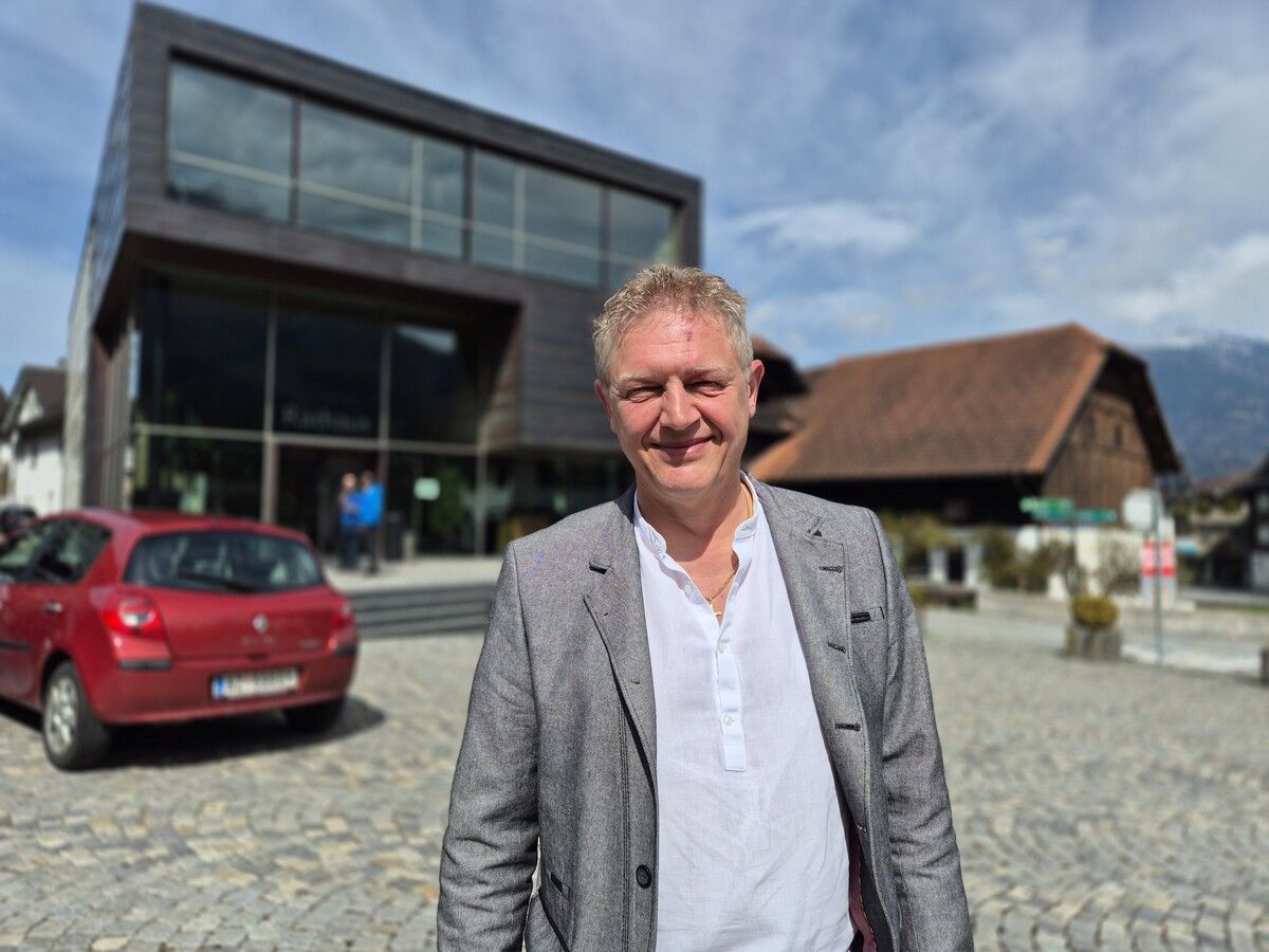 Der neuer Bürgermeister Michael Hartmann im Ortszentrum von Nenzing. ⇒VN/JUN