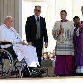 Papst zeigt sich auf Petersplatz