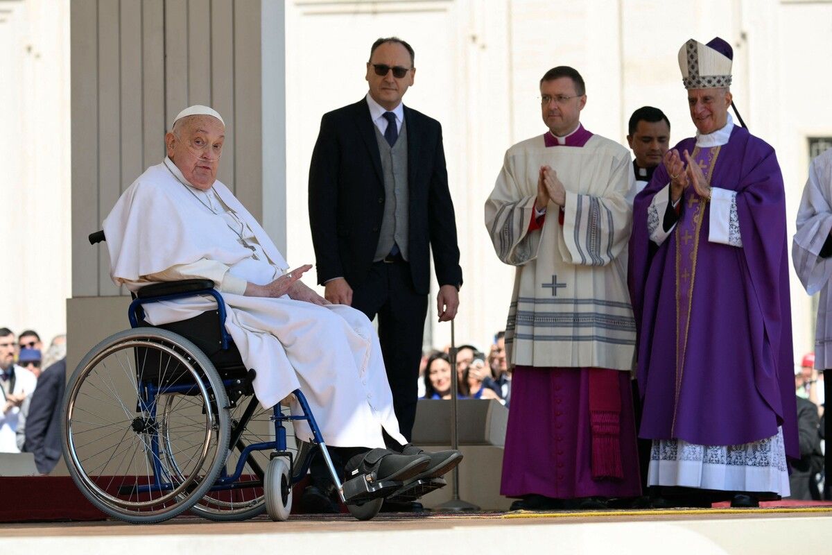 Der Papst wurde im Rollstuhl auf den Petersplatz geschoben.⇒AFP