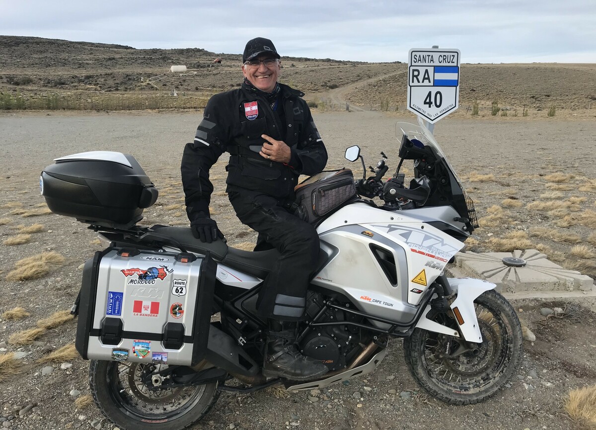 Der passionierte Biker Ecke mit seiner Maschine in Argentinien auf der RA 40, einer der längsten Fernstraßen der Welt.