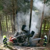Mit Zugmaschine im Wald abgestürzt