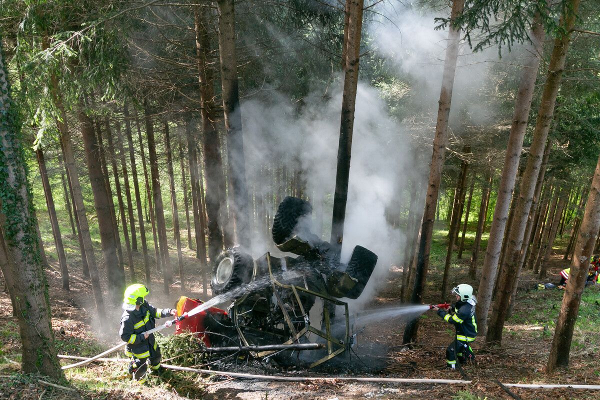 Der Traktor hatte bei dem Unfall Feuer gefangen, doch die Flammen wurden noch vor Ort gelöscht.⇒mathis (2)