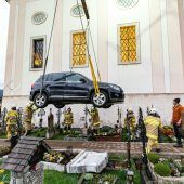 Auto steckte zwischen Gräbern fest