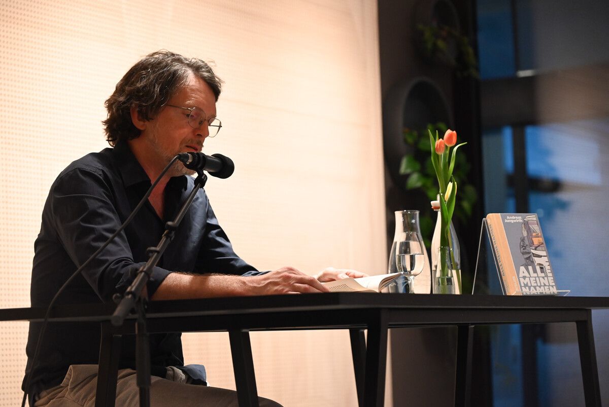 Der Wiener Autor Andreas Jungwirth war zu Gast in der Lustenauer Bibliothek und las aus seinem neuesten Roman „Alle meine Namen“ vor.⇒BVS