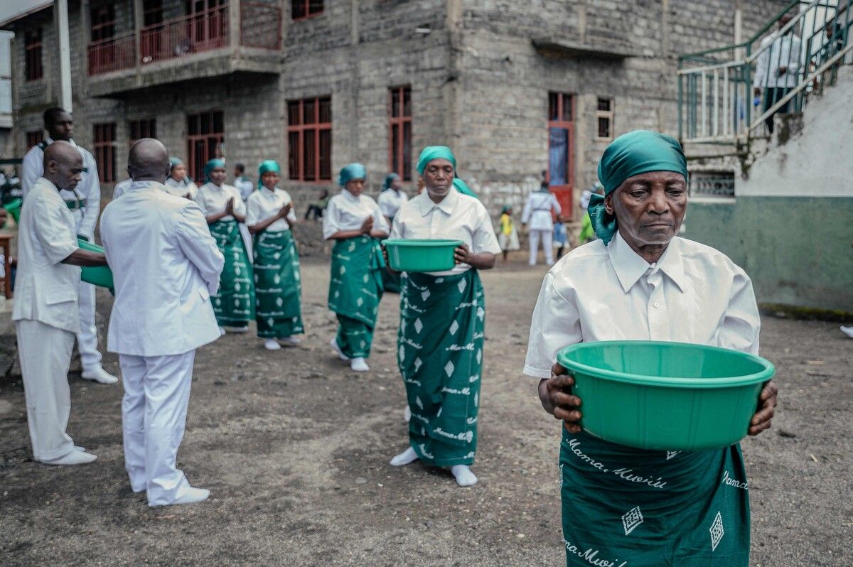 Diakone der Kimbanguisten tragen Eimer, um während einer Messe in Goma Spenden zu sammeln. Die im belgischen Kongo entstandene Kimbanguistenkirche feiert dieser Tage ihr 100-jähriges Bestehen.
