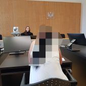Zwei Frauen im Gerangel mit der Polizei