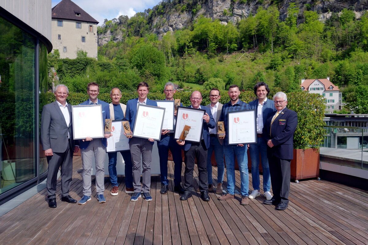 Die ausgezeichneten Weingüter mit Willi Hirsch (Obmann Vorarlberger Sommelierverein), Manfred Rädler (Bürgermeister Feldkirch), Harald Sonderegger (Landtagspräsident) und Lukas Debortoli (GF Stadtmarketing Feldkirch).⇒HE
