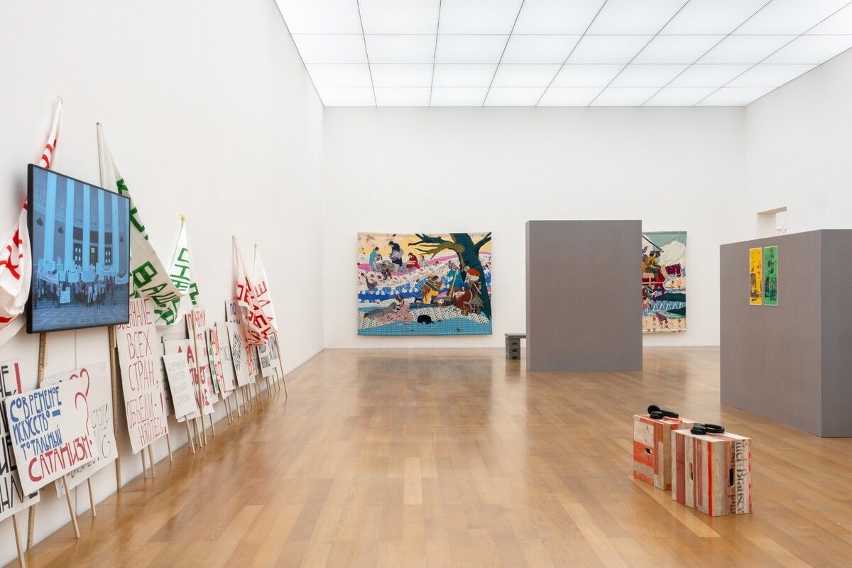Die Ausstellung „Auf der Strasse” reflektiert, wie Künstler die Straße begehen, beleben, befragen. ⇒sandra maier