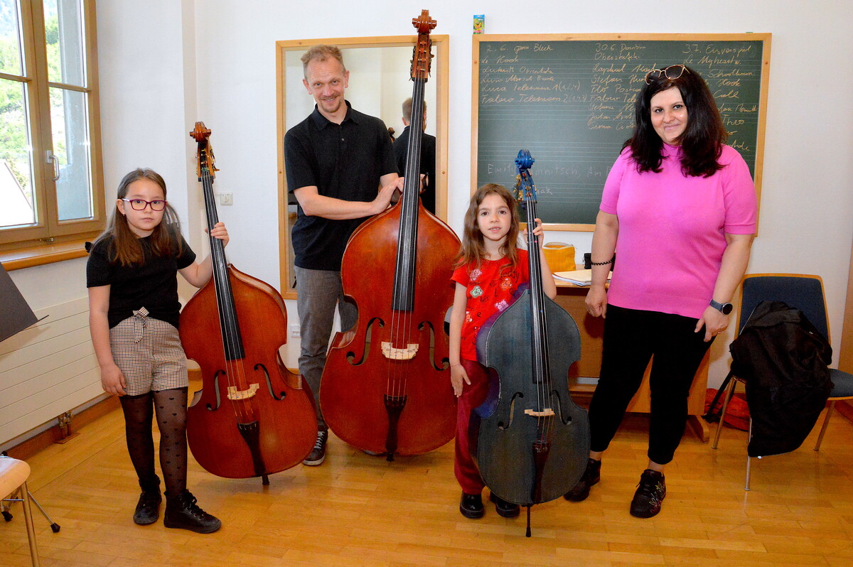Die beiden Mädchen Dara (l.) und Mila, Musikschullehrer Nikolaus Feinig-Hartmann (Kontrabass) und Milas Mutter Iskra Jordanova. ⇒SCO