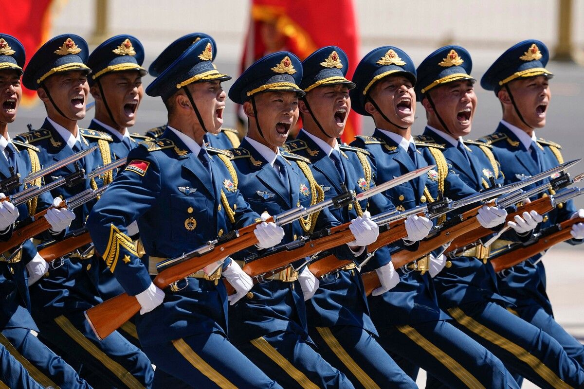Die Chinesische Ehrengarde marschiert während der feierlichen Begrüßung von Chinas Präsident Xi Jinping und Kenias Präsident William Ruto in Peking.