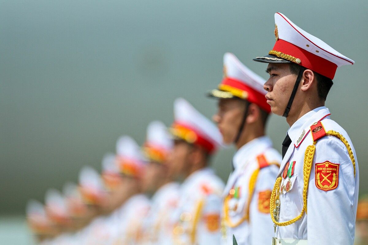 Die chinesische Ehrengarde wartet auf den Abflug des chinesischen Präsidenten Xi Jinping nach seinem Besuch in Vietnam.