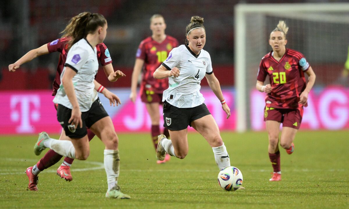 Die 22-jährige Dornbirnerin Carina Brunold (mit Ball) hatte bei den bisherigen drei ÖFB-Partien in der Nations League insgesamt 77 Einsatzminuten. ⇒GEPA