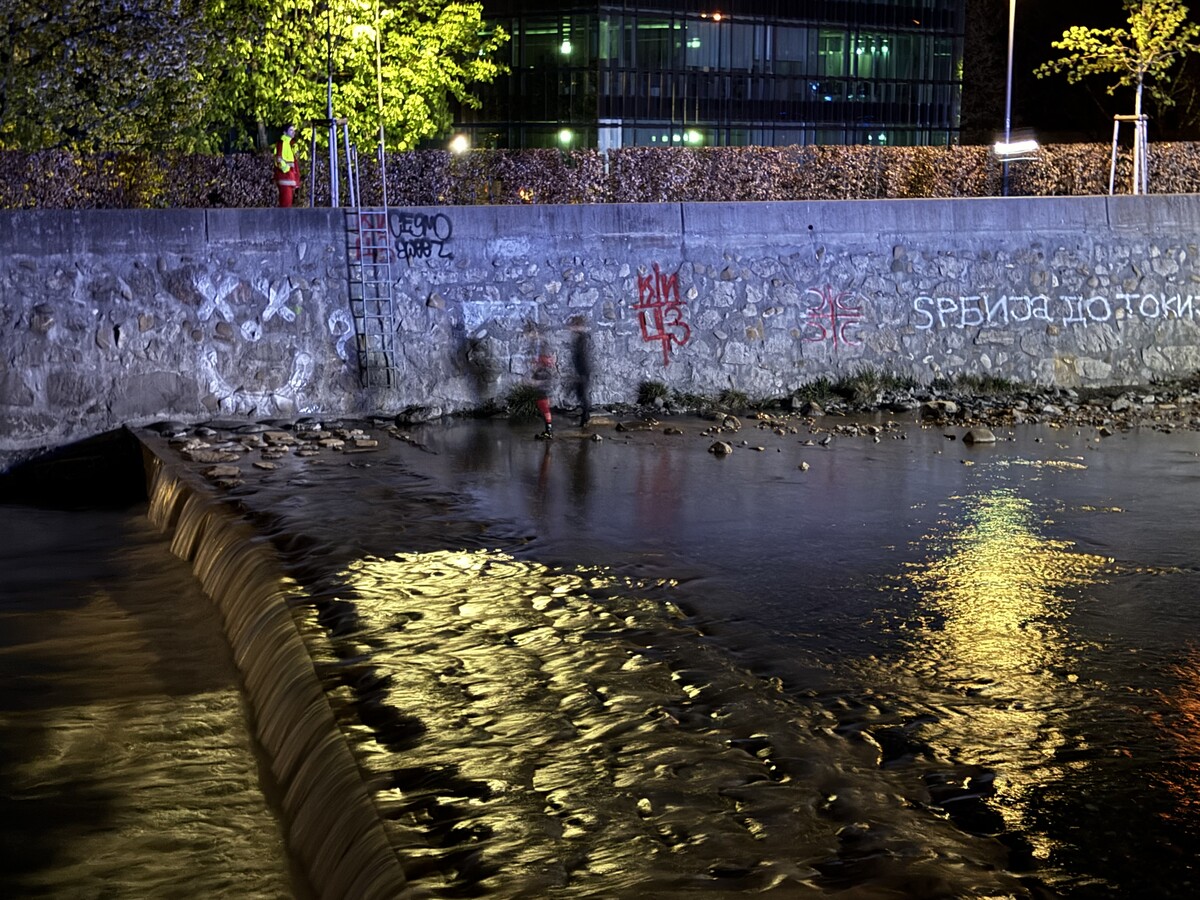 Die Einsatzkräfte mussten in der Nacht auf Sonntag an die Dornbirner Ach ausrücken. ⇒VOL/Vlach