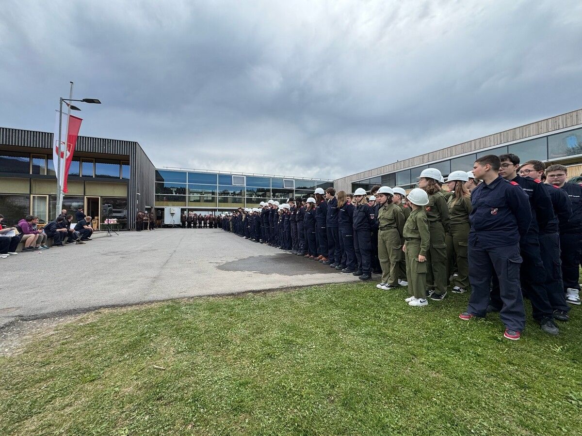 Die einwandfreie Leistung aller 249 Teilnehmerinnen und Teilnehmer wurde mit dem traditionellen Hissen der „weißen Fahne“ gefeiert – ein starkes Zeichen für den erfolgreichen Feuerwehrnachwuchs.⇒vn/sah