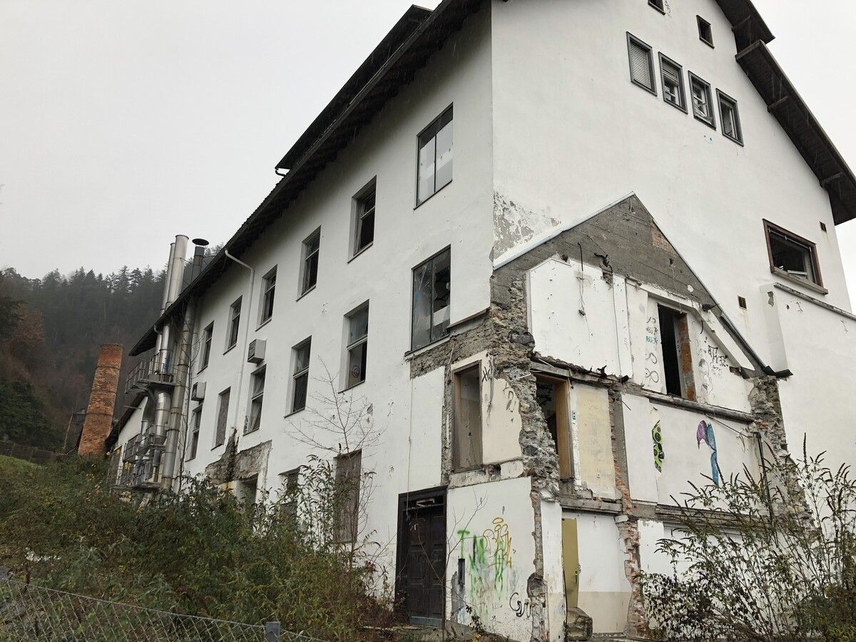 Die Fasse bröckelt und es wäre an der Zeit, das Gebäude abzureißen.