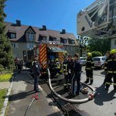Flammen und Rauch im Wohnzimmer