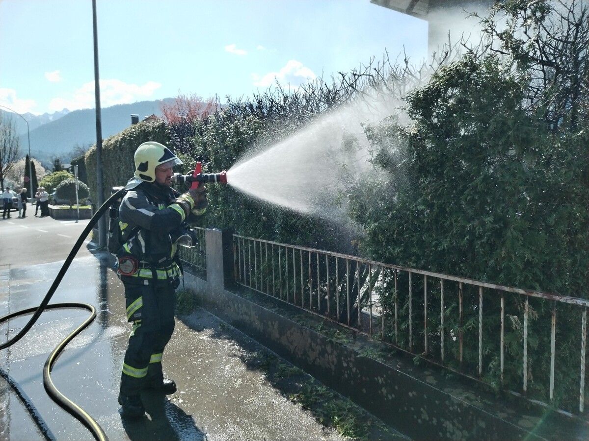 Die Feuerwehr Feldkirch-Tosters rückte mit 22 Einsatzkräften aus und brachte den Brand unter Kontrolle. ⇒FW Tosters
