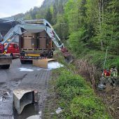 Plastikgranulat im Bach