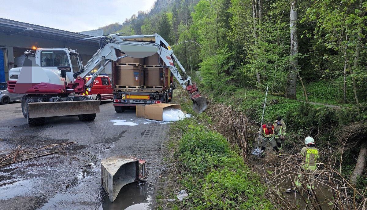 Die Feuerwehr Hohenems errichtete eine vorübergehende Wassersperre und entsorgte das Granulat.⇒feuerwehr Hohenems