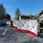 Motorradfahrer kracht in Auto