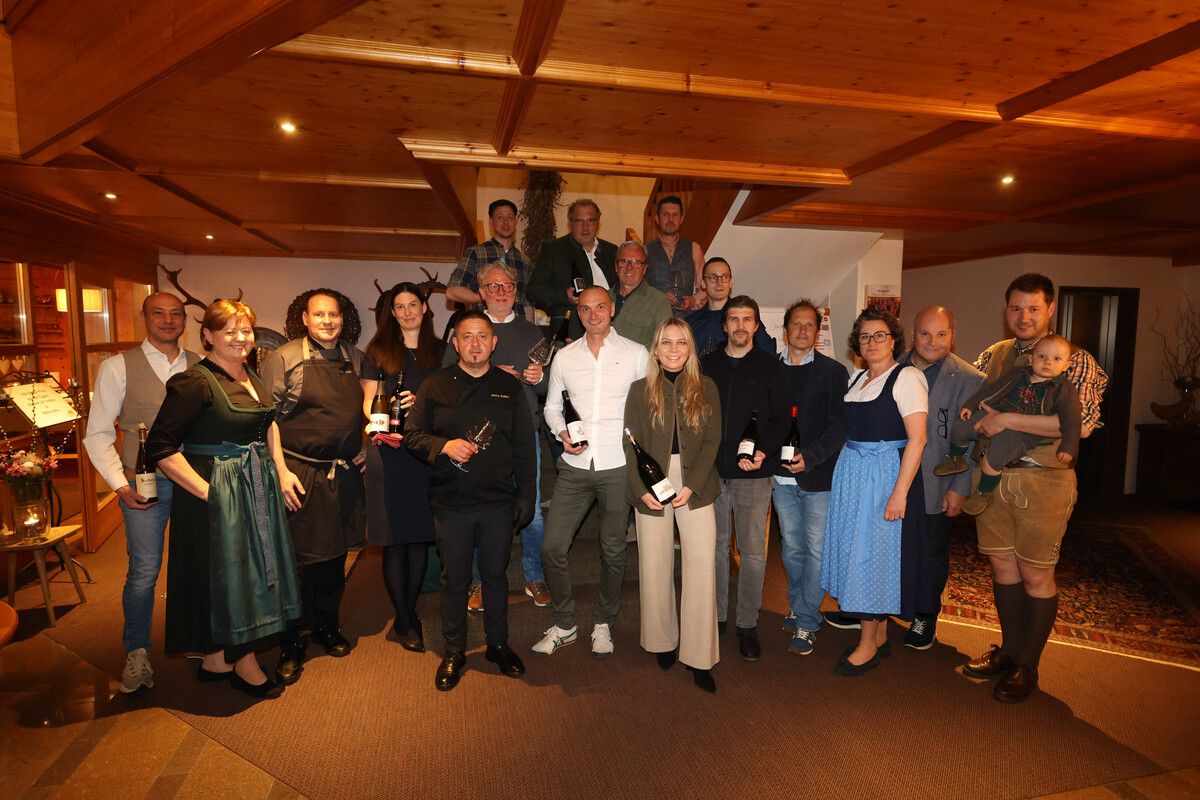 Die Gastgeber und Weinanbieter vor dem Beginn des genussvollen Events im Montafoner Hof.⇒ame