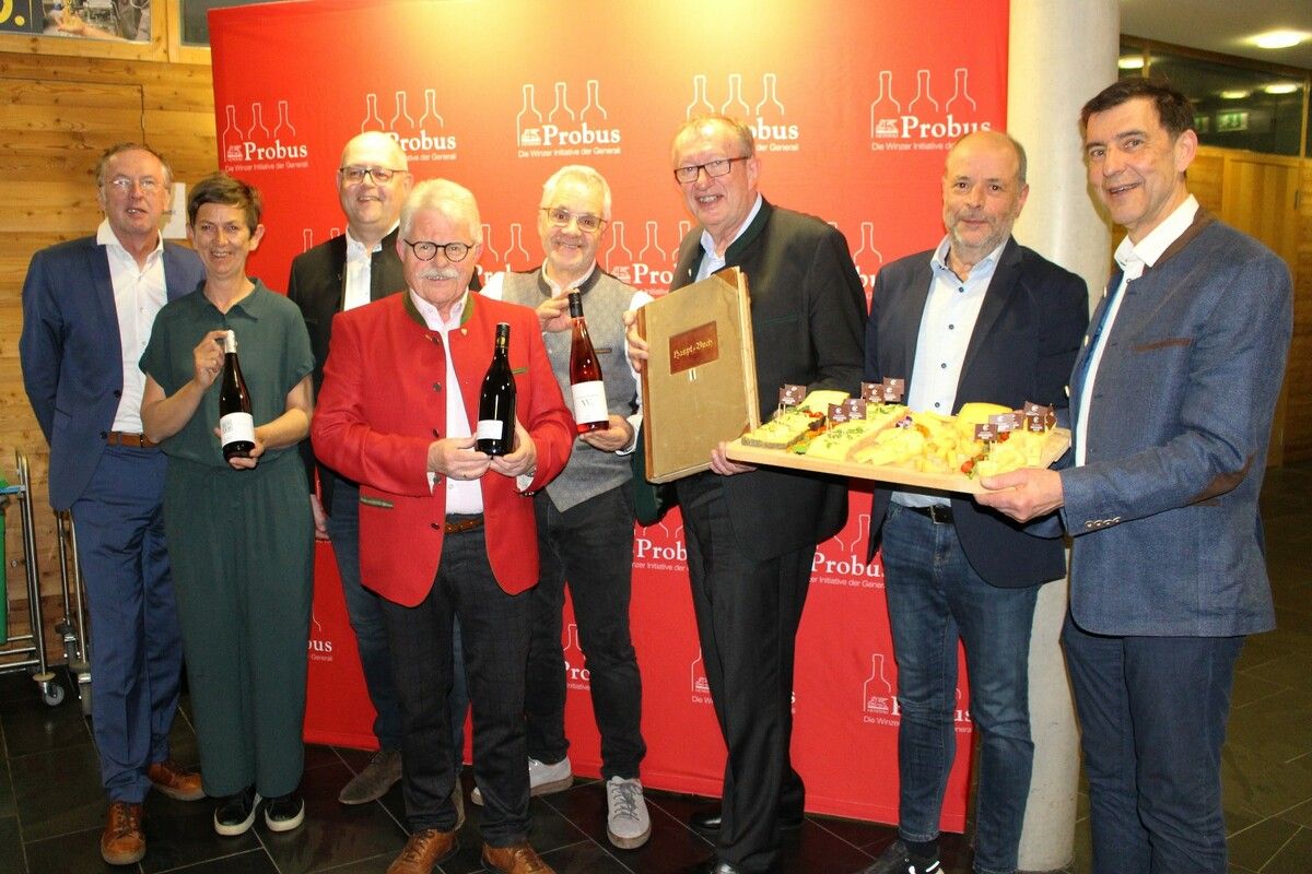 Die Hauptakteure der Wäldar-Win-Kür in den Bezauer Wirtschaftsschulen v. l.: Gastgeber Dir. Mario Hammerer und Service-Lehrerin Karin Beer, Alexander Feurstein, Willi Hirsch, Weinstraße-Geschäftsführer Klaus Gössl, Toni Honsig, Obmann Ingo Metzler und Thomas Vallazza (Bregenzer Weine). ⇒STP