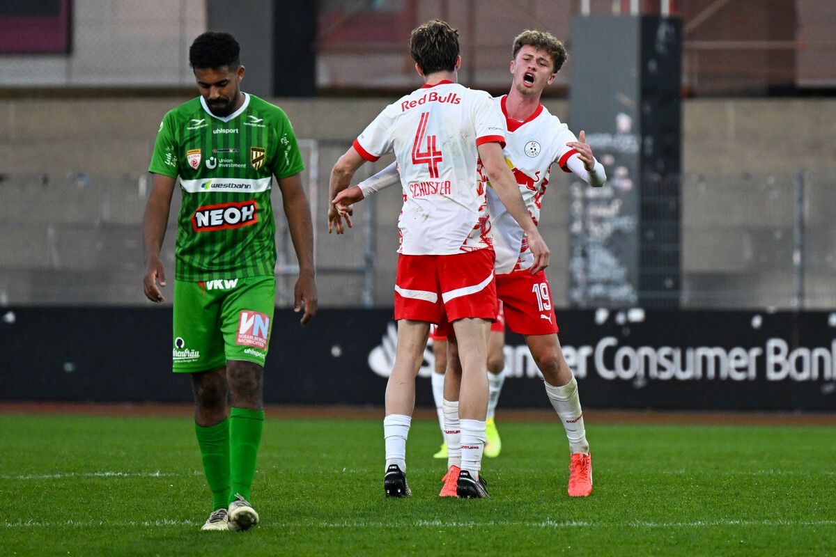 Die Jungbullen aus Liefering jubeln, Austrias Seifedin Chabbi schleicht geknickt nach dem 1:2 vom Feld. Jetzt wird der Abstiegskampf ganz heiß.⇒gepa