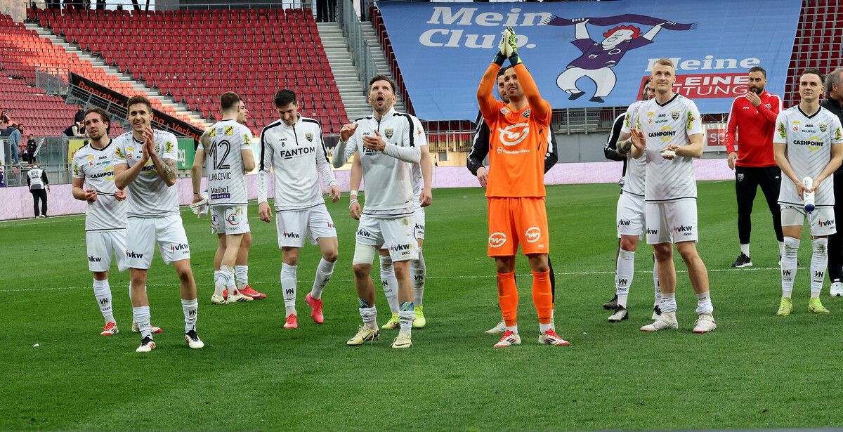 Die Kicker des SCR Altach jubelten nach dem wichtigen 3:2-Auswärtssieg in Klagenfurt vor ihren mitgereisten Fans.⇒gepa
