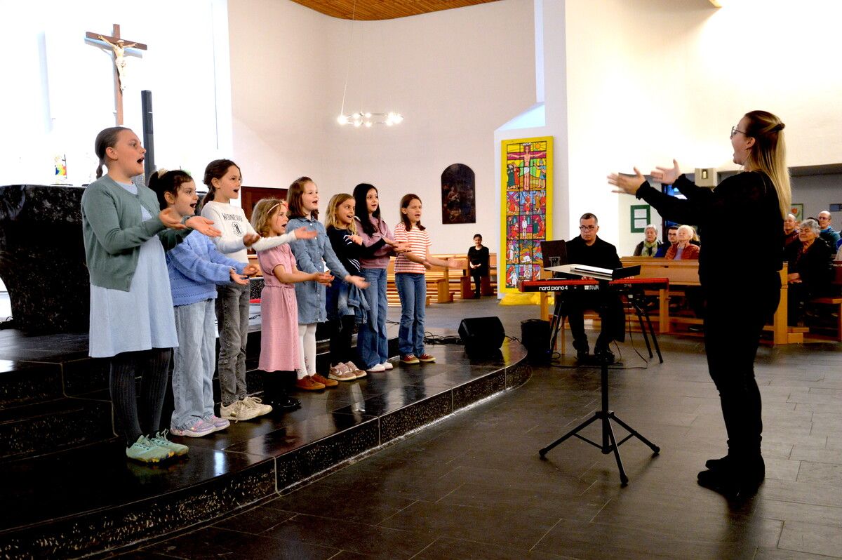 Die Kinder sangen mit voller Begeisterung ihre Lieder.⇒sco