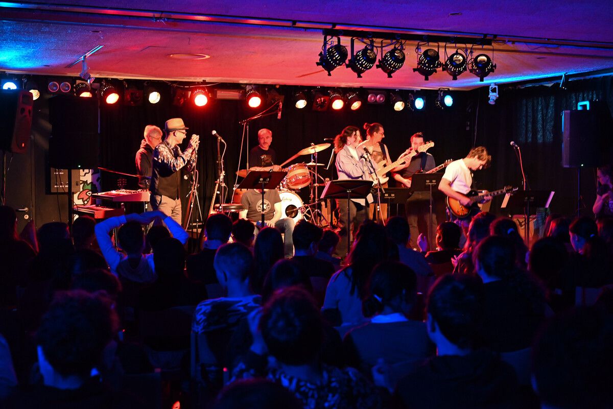 Die Lehrpersonen des Jazzseminar begeisterten die Mittelschüler mit einem richtigen Live-Konzert am Mittwochmorgen.⇒Bernadette von Sontagh