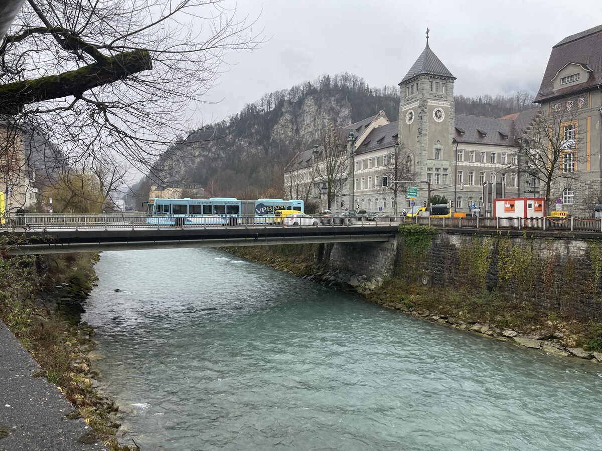 Die Montfortbrücke wird bis Ende 2026 angehoben und erneuert, um die Feldkircher Innenstadt vor einem hundertjährlichen Hochwasser zu schützen.⇒VN/Hartmann