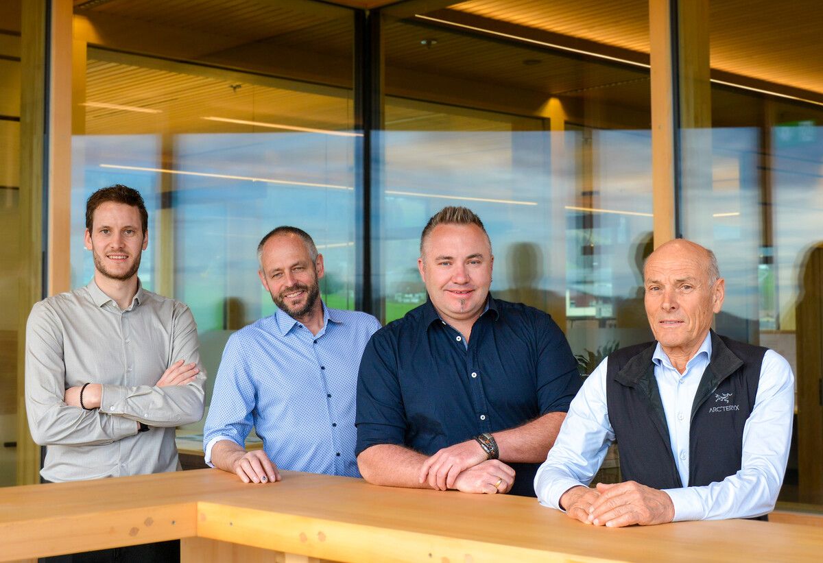 Die neue Geschäftsführung der Sohm HolzBautechnik: Kilian Sohm (l.), Andreas Kempf und Christian Milz mit dem Gründer des Unternehmens, Thomas Sohm (r.). ⇒Rhomberg