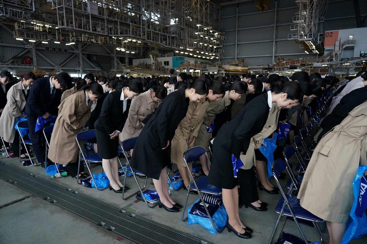 Die neuen Mitarbeiter der All Nippon Airways Group nehmen an der jährlichen Aufnahmezeremonie in Tokio teil.