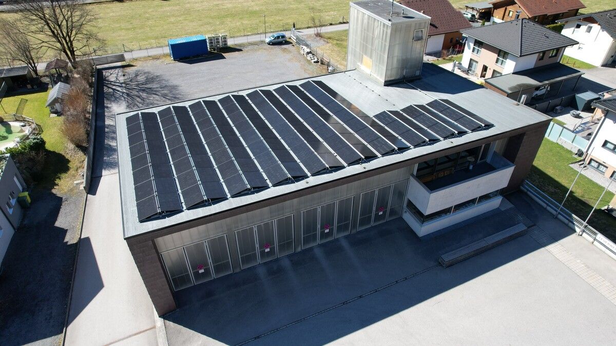 Die Photovoltaikanlage wurde auf dem Feuerwehrhaus installiert. ⇒gemeinde innerbraz
