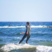 Wellenreiten am Strand von Martiánez
