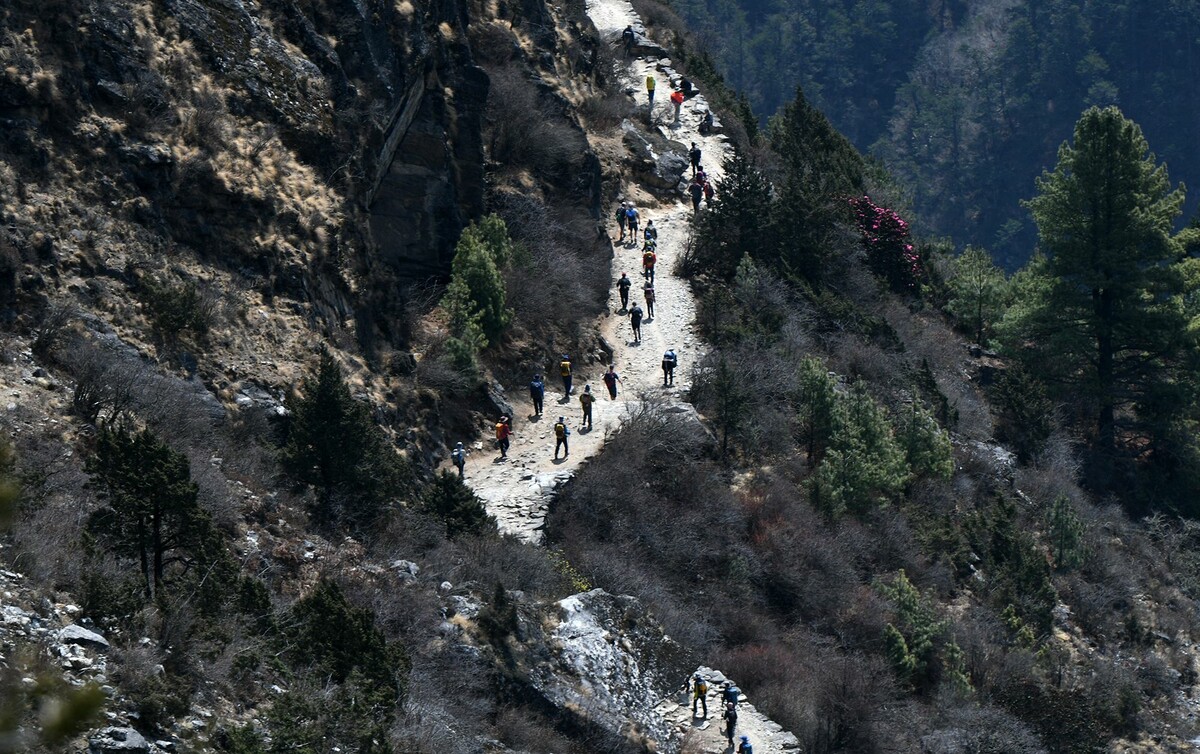 Die Regierung Nepals will die Genehmigungsgebühren zur Everest-Besteigung für ausländische Bergsteiger von September an kräftig anheben.⇒AFP