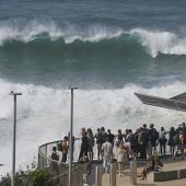 Monsterwellen in Sydney an berühmten Surfstränden