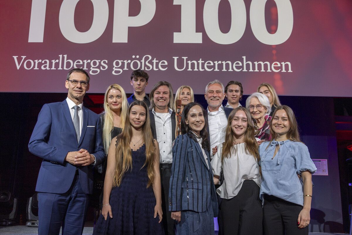 Die Wirtschaftspreisträger Joachim Alge und Reinhard Schertler freuten sich mit ihren Familien und LH Markus Wallner.